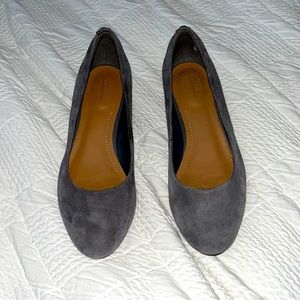 CLARKS Women's Vendra Bloom Wedge Pump Grey Suede 7M